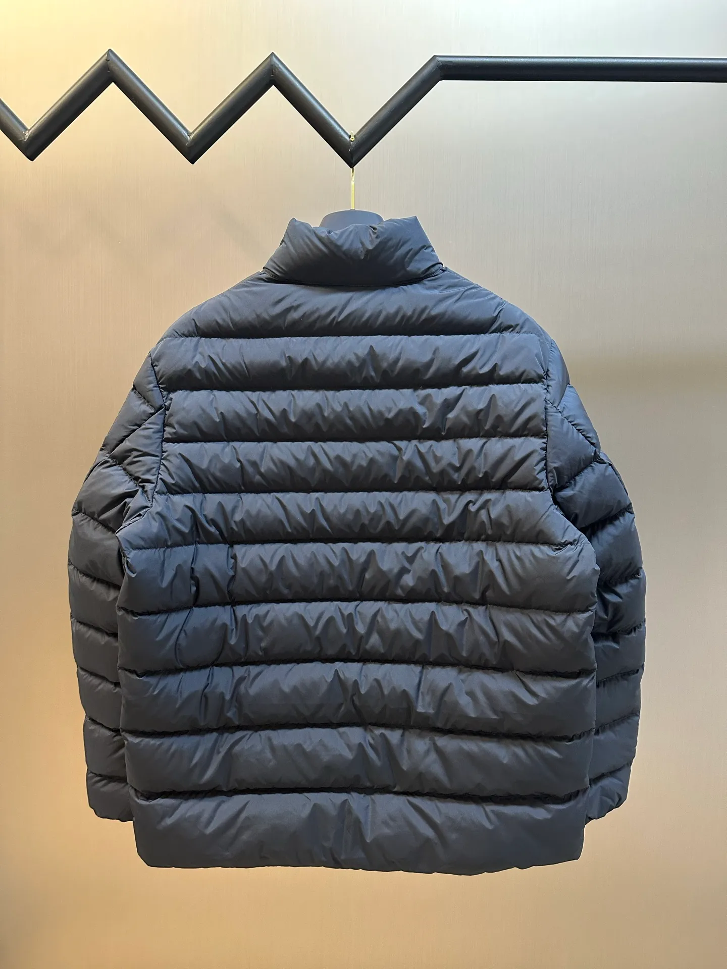 P890 Ralph Lauren lightweight down jacket. The nylon fabric has good windproof and waterproof properties, which can effectively block the intrusion of wind and rain from the outside and keep the inside dry. It is suitable for wearing in humid or rainy environments. The red label on the chest is made with an imported MECLO embroidery machine. The original pattern is scanned first, and then high-quality silk thread is used to make a pattern. The density effect is adjusted by continuous pattern making.  The zipper design is simple and elegant, easy to operate, and the closing design of the cuffs and hem effectively prevents cold wind from invading, improving the warmth and comfort of wearing. It uses 90 white duck down with a weight of 260g to ensure excellent thermal insulation performance. After strict screening and processing, the velvet is not easy to drill, ensuring durability. size: s m l xl